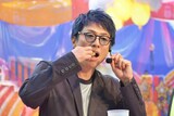 試食する田村淳