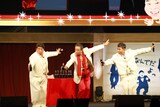 コーラ早飲み対決をする渡辺正行（中央）とダチョウ倶楽部