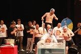 「ダチョウ倶楽部40周年感謝祭 みんな仲良く くるりんパーティー！～来るなよ、来るなよ、絶対来てヨォぉぉ～」で霜降り明星・粗品が熱湯風呂にダイブした場面