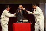 おでん芸を披露する片岡鶴太郎（中央）とダチョウ倶楽部