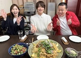 左から岩田絵里奈、浮所飛貴、モグライダーともしげ