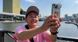 すみだリバーウォークで記念撮影するスピードワゴン井戸田