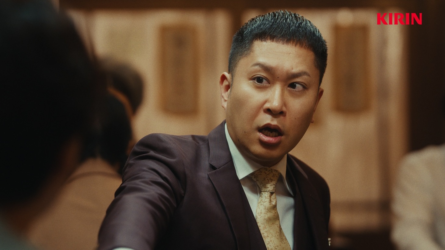ドンデコルテが出演する「キリン一番搾り生ビール」のWebCM「贅沢が怖い男」編より