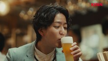 ドンデコルテが居酒屋で乾杯「一番搾り」CM、随所に「益々荘」リスペクト演出