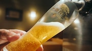 ドンデコルテが出演する「キリン一番搾り生ビール」のWebCM「贅沢が怖い男」編より
