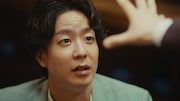 ドンデコルテが出演する「キリン一番搾り生ビール」のWebCM「贅沢が怖い男」編より