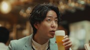 ドンデコルテが出演する「キリン一番搾り生ビール」のWebCM「贅沢が怖い男」編より