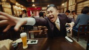 ドンデコルテが出演する「キリン一番搾り生ビール」のWebCM「贅沢が怖い男」編より