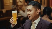 ドンデコルテが出演する「キリン一番搾り生ビール」のWebCM「贅沢が怖い男」編より