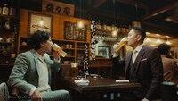 ドンデコルテが出演する「キリン一番搾り生ビール」のWebCM「贅沢が怖い男」編より
