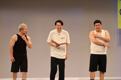 豪快キャプテンとコーナーMCを務めた真輝志（中央）