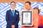 三遊亭好楽へギネス認定証が手渡された場面