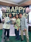 ロケにも登場する山之内すず（左端）
