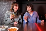 「スナックえびちゃん～癒しのほろ酔い酒場～常連客唐田えりか」に出演する（左から）唐田えりか、カーネーション吉田