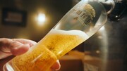 ドンデコルテが出演する「キリン一番搾り生ビール」のWebCM「とりあえず頼む人へ」編より
