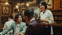 ドンデコルテが出演する「キリン一番搾り生ビール」のWebCM「とりあえず頼む人へ」編より