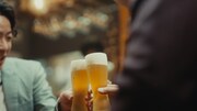 ドンデコルテが出演する「キリン一番搾り生ビール」のWebCM「とりあえず頼む人へ」編より