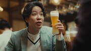 ドンデコルテが出演する「キリン一番搾り生ビール」のWebCM「とりあえず頼む人へ」編より