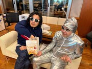 「浜ちゃん愛しの酸辣湯ポテト」を食べる（左から）どりあんず堤、ゲラゲラ星人