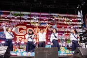 「ごぶごぶフェスティバル2026」DAY1より、新しい学校のリーダーズと浜田雅功（撮影：渡邉一生）
