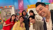 「名曲考察教室」6月18日放送回の出演者。設楽による自撮りで笑顔 ©NHK