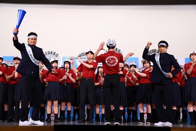 ティモンディと早稲田実業学校高等部・吹奏楽部