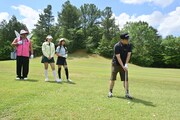 ダイアン津田と、帯同する陣之内琴聴（ロバート秋山）