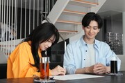 田中麗奈が演じる坂井麻衣子（左）と古川雄大が演じる坂井優一（右）