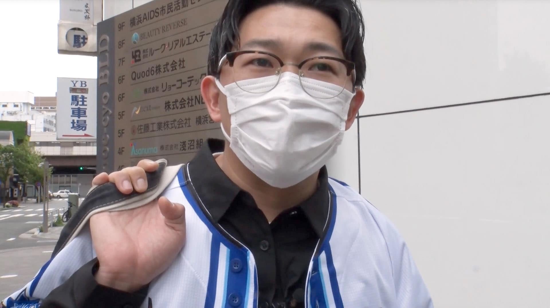 窮地に立たされている男・オズワルド伊藤と孤独な日々を送る白桃ピーチよぴぴに密着