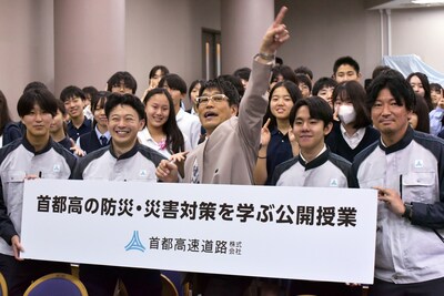 「首都高の防災・災害対策を学ぶ公開授業」にゲスト出演した古坂大魔王と首都高の職員、公開授業に出席した生徒たち