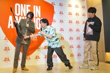 Kenモデルのギターに興味を示す嶋佐
