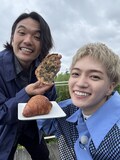 鎌倉グルメを満喫する見取り図・盛山と西畑大吾（なにわ男子）の青チーム