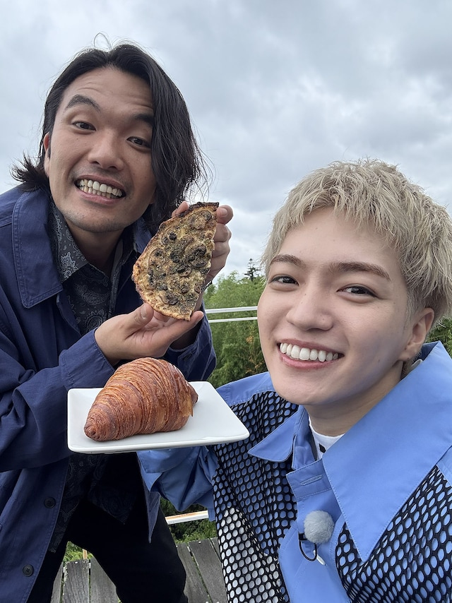 鎌倉グルメを満喫する見取り図・盛山と西畑大吾（なにわ男子）の青チーム
