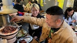 東京・錦糸町の七輪焼肉店でほろ酔うケンドーコバヤシとエルフ荒川