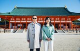 左からタモリ、佐藤茉那アナウンサー