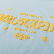 粉吹Tシャツ。ロゴ部分にはぷっくりと立体感のある発泡プリントを使用