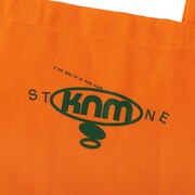 粉吹トート。零士カラーのビビッドなオレンジのボディに、山口カラーのカーキグリーンでライブタイトルとカナメストーンのロゴをプリント
