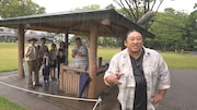 ずぶ濡れになりながらロケを決行するロバート秋山