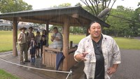ずぶ濡れになりながらロケを決行するロバート秋山