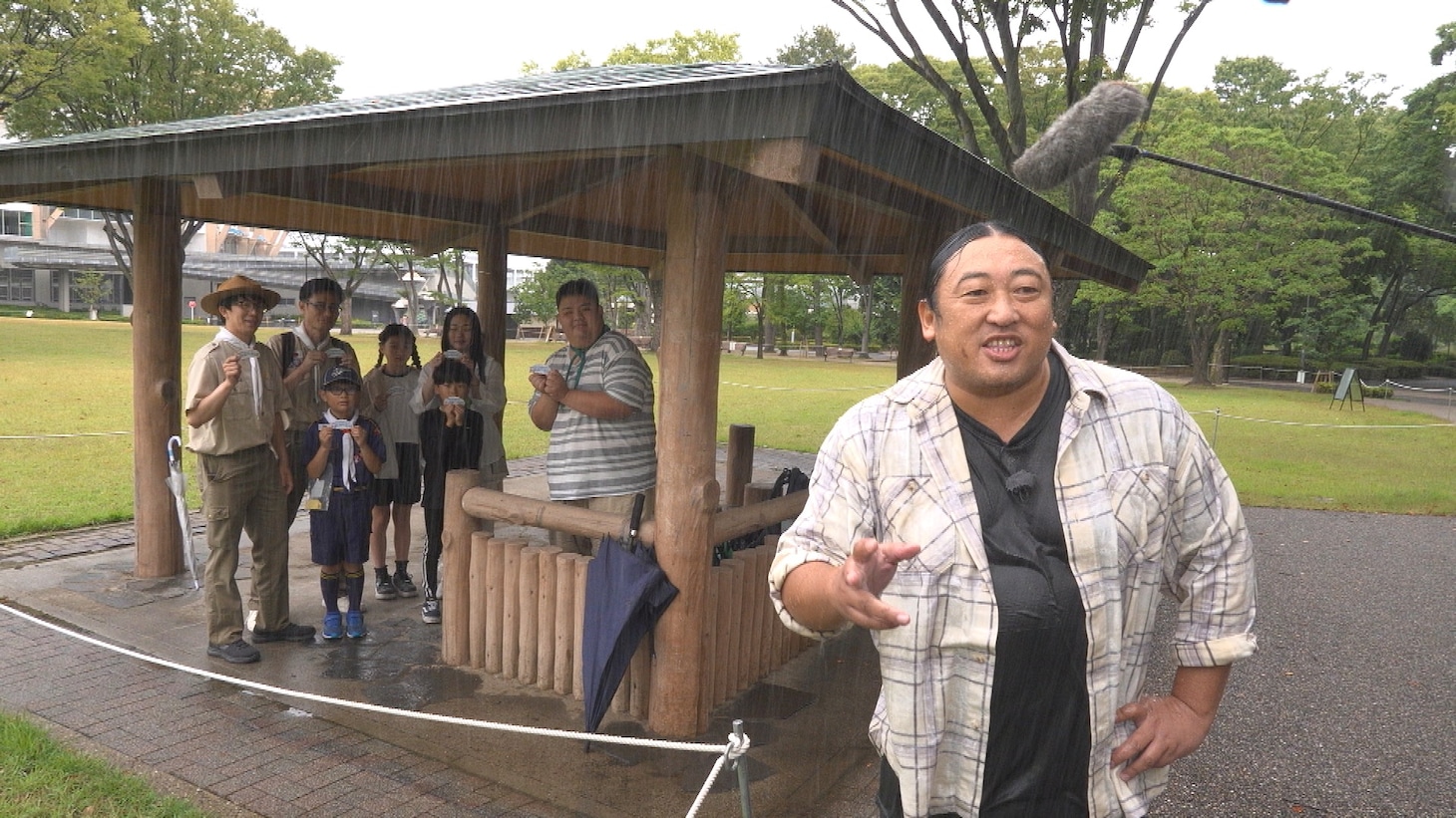 ずぶ濡れになりながらロケを決行するロバート秋山