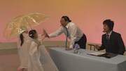 KIDS SIKKE DANCERSによるパラソルパフォーマンスと、それを解説するロバート秋山