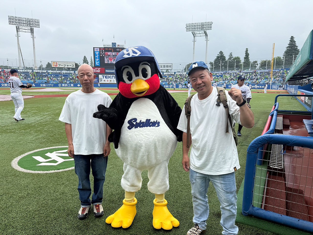 西村の剛速球を小峠がナイスキャッチ、バイきんぐ神宮球場で始球式