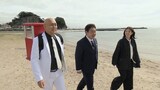 ガチャ機を背負って勝浦を旅する錦鯉と佐々木久美