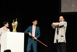 宇宙戦士を斬るべきか考える豆鉄砲ホセ（中央）