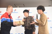 たくろう、ドミノ・ピザ ジャパンCEOからピザを受け取る「ほんまに出会えるとは」