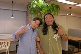 左から、岡田准一、ロバート秋山