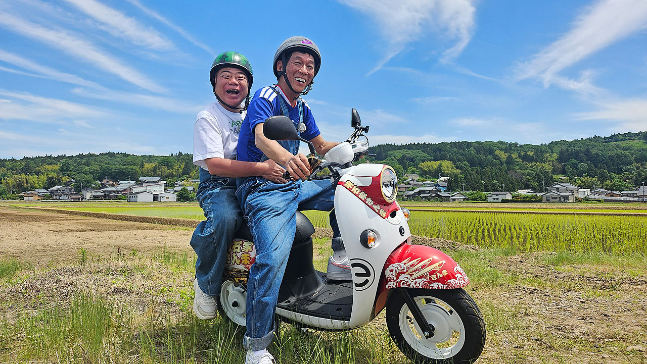 うしろシティ単独ライブグッズ発表、マエダビバリーヒルズポーチも