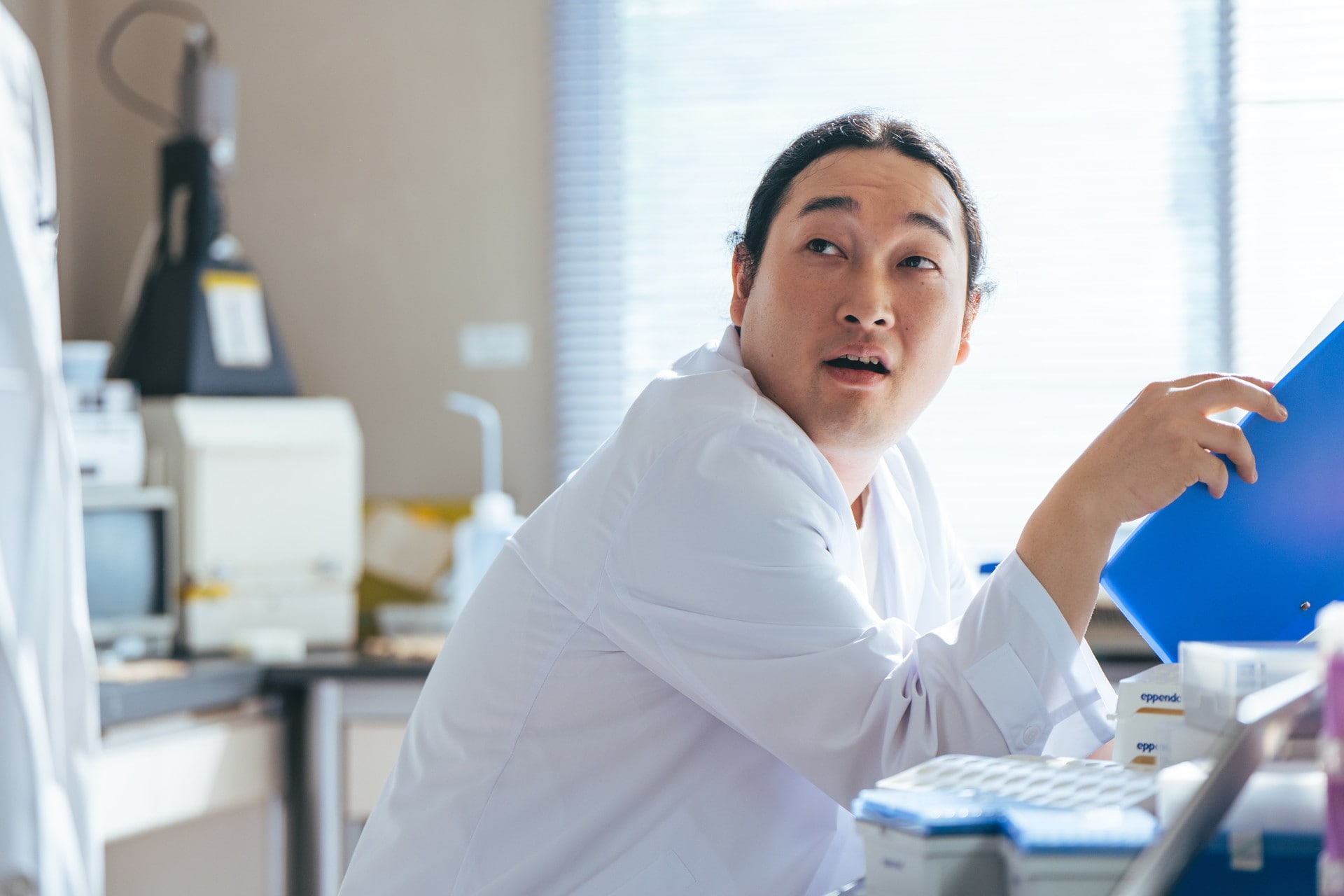 かが屋・賀屋がドラマ「一次元の挿し木」出演、山田涼介と同じ研究室の