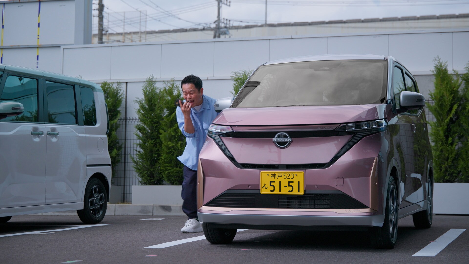ダイアン津田が出演する「日産サクラ」のWebムービー「津田さんの