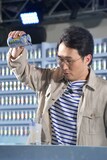「氷結」を勢いよく注ぐシソンヌじろう